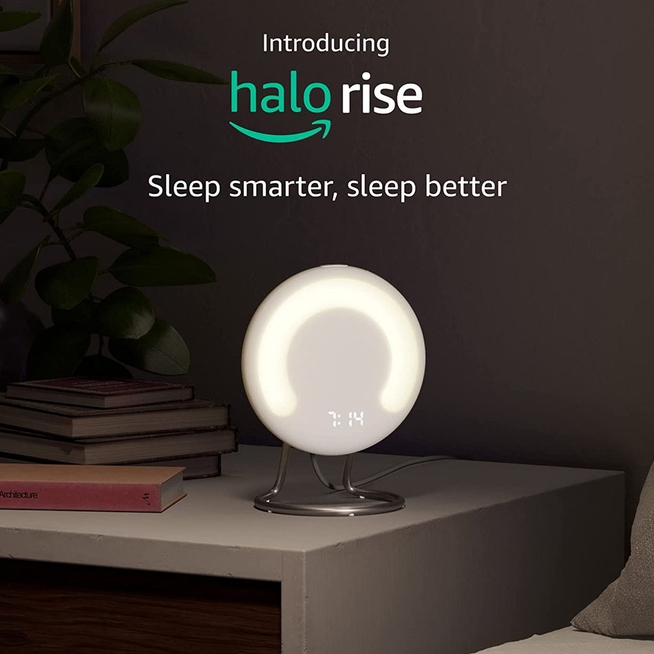 Amazon Halo Rise, un dispositivo de seguimiento del sueño para la mesilla con luz de despertador y alarma inteligente