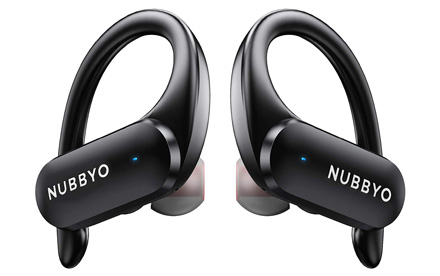 NUBBYO - Auriculares inalámbricos con Bluetooth 5.0, resistentes al agua, con control de volumen, sonido estéreo, con micrófono y funda de carga para deportes o entrenamiento.